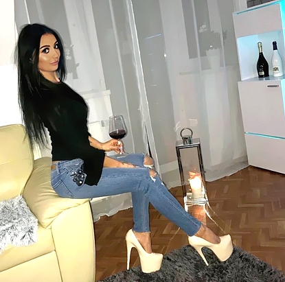 Sie ist JUNG, sexy und bei Gästen sehr beliebt.